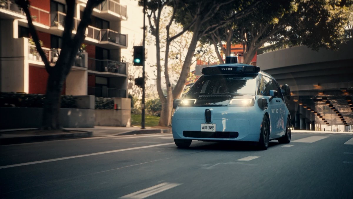 Waymo 新一代低成本无人出租车在三大城市全面开放,搭载 Gemini AI 车载助手