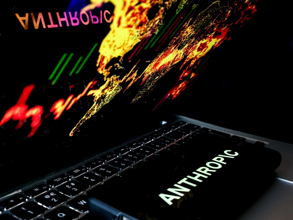 Anthropic 披露大规模蒸馏攻击：阿里、Moonshot AI 和 DeepSeek 试图窃取 Claude 能力