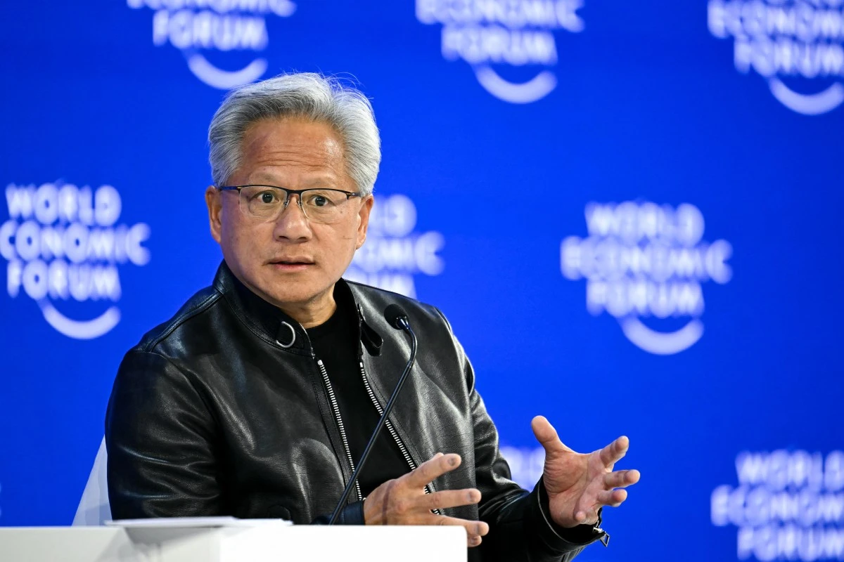 英伟达 CEO 黄仁勋接特朗普现场电话：不会让 AI 放缓