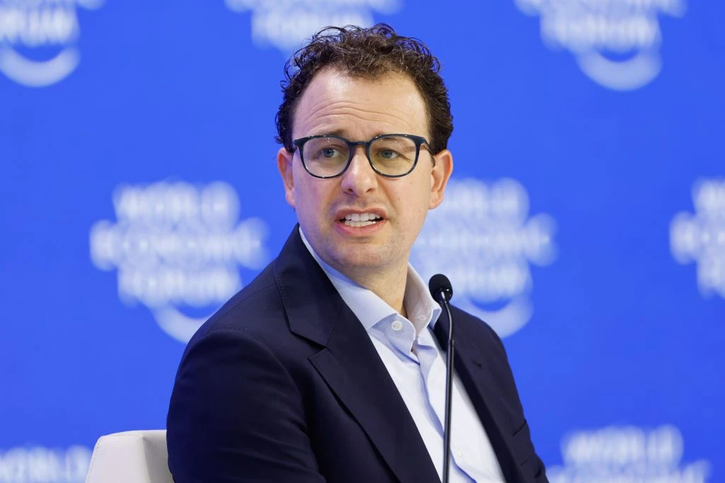 Anthropic 让 Accenture 进驻实验室，负责评估和攻击测试模型